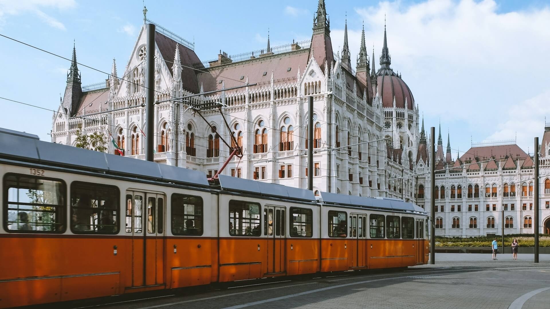https://wp.erasmuslifebudapest.com/wp-content/uploads/getting-around-budapest-guide-04.jpg